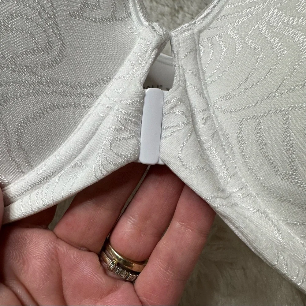 NWT Bali Cool Comfort Seamless Full Coverage Bra White Women’s 38DD